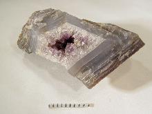 Quarz, Var. Achat mit Amethyst, MfNC Inv.-Nr. M12532