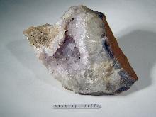 Quarz, Var. Achat mit Schnabelquarzen und Amethyst, MfNC Inv.-Nr. M12634